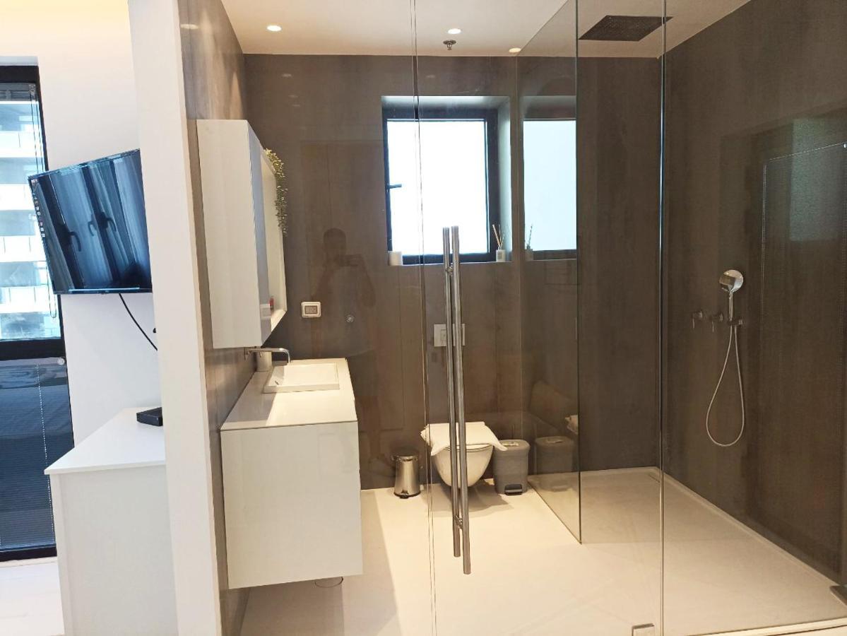 Ferienwohnung Yalarent Sea-Breeze Penthouse With Jacuzzi Bat Yam Exterior foto