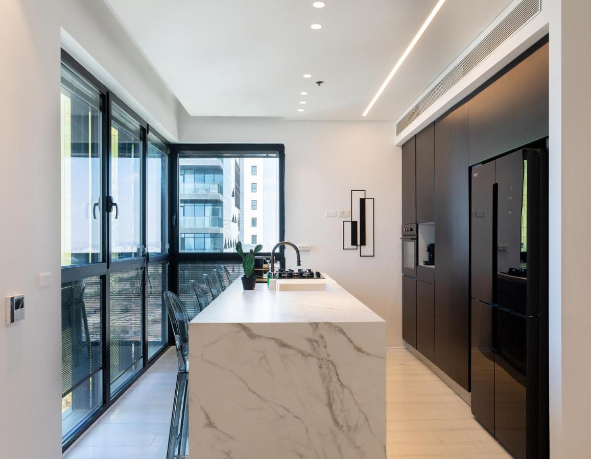 Ferienwohnung Yalarent Sea-Breeze Penthouse With Jacuzzi Bat Yam Exterior foto