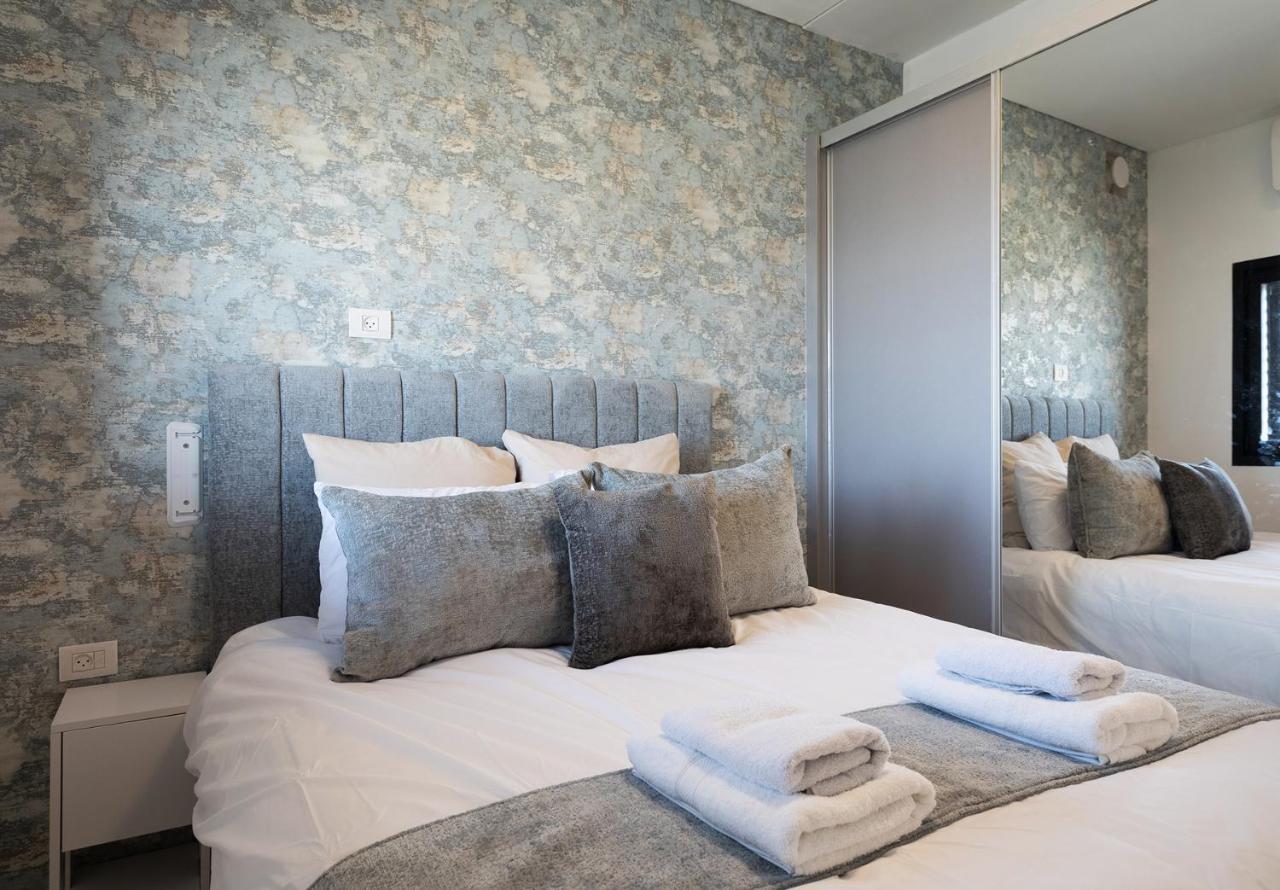 Ferienwohnung Yalarent Sea-Breeze Penthouse With Jacuzzi Bat Yam Exterior foto