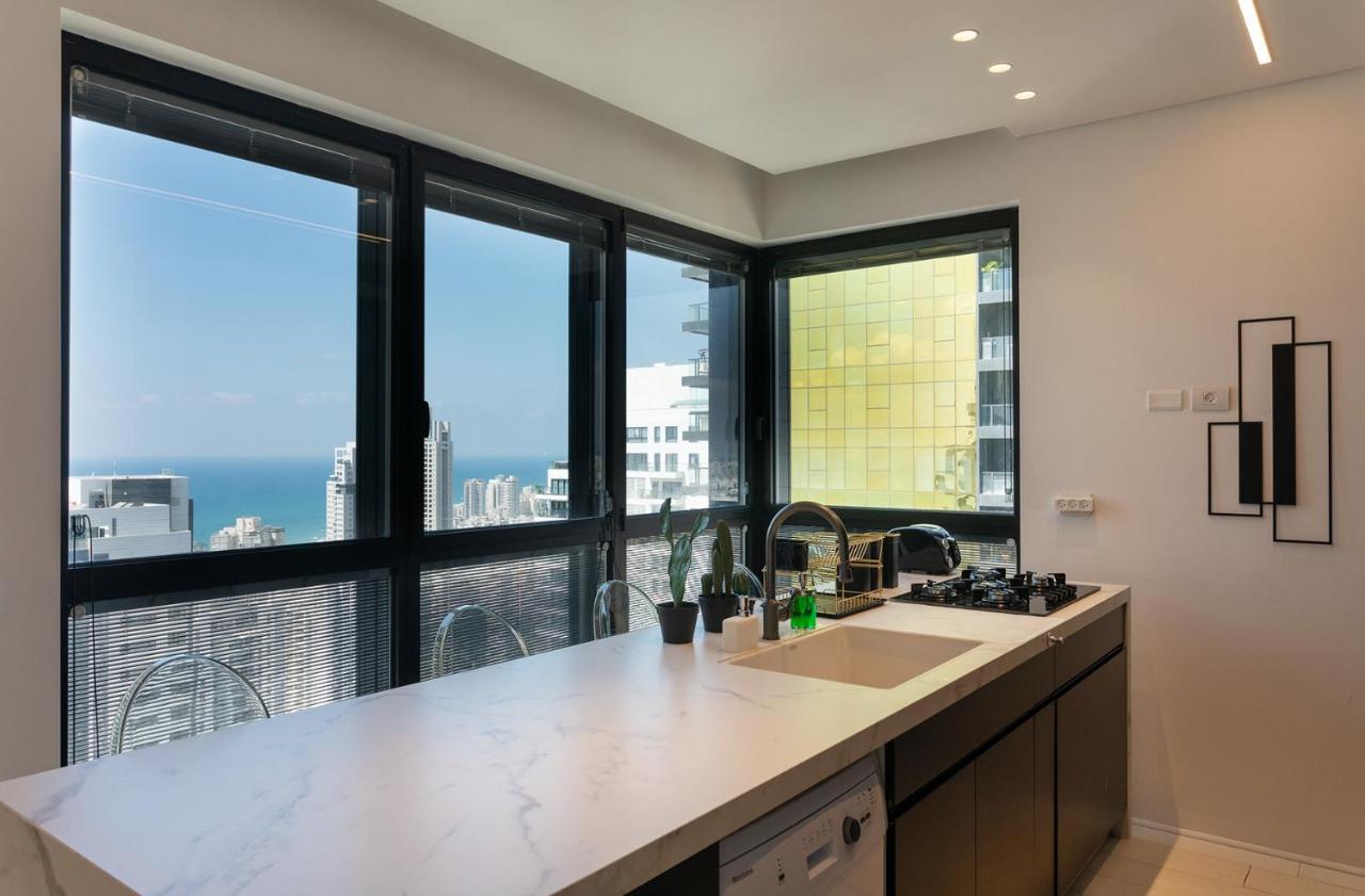 Ferienwohnung Yalarent Sea-Breeze Penthouse With Jacuzzi Bat Yam Exterior foto