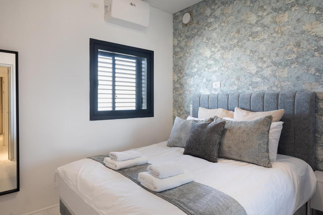 Ferienwohnung Yalarent Sea-Breeze Penthouse With Jacuzzi Bat Yam Exterior foto