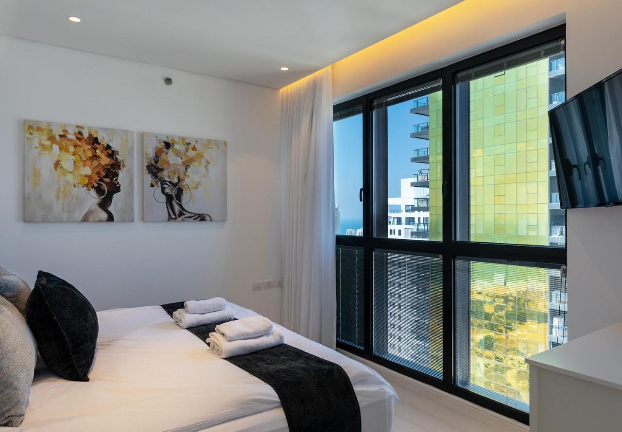 Ferienwohnung Yalarent Sea-Breeze Penthouse With Jacuzzi Bat Yam Exterior foto