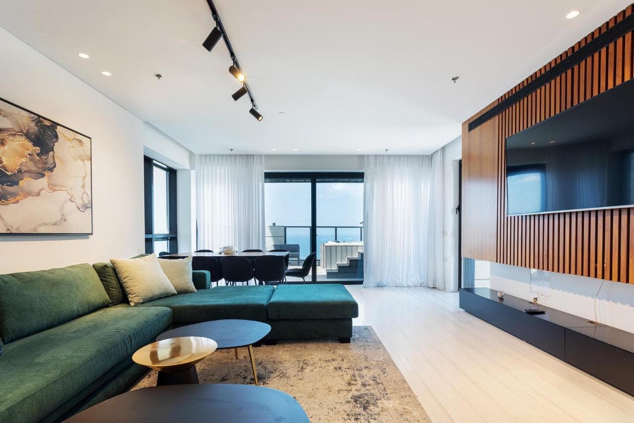 Ferienwohnung Yalarent Sea-Breeze Penthouse With Jacuzzi Bat Yam Exterior foto