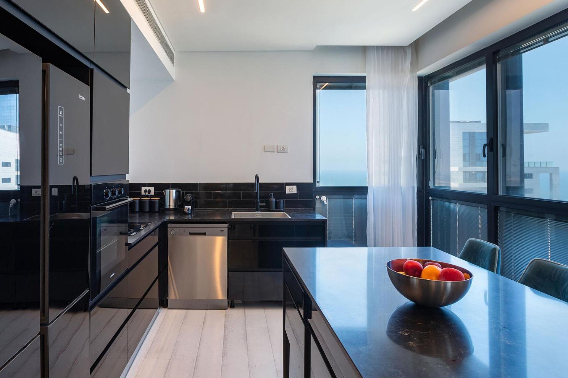 Ferienwohnung Yalarent Sea-Breeze Penthouse With Jacuzzi Bat Yam Exterior foto
