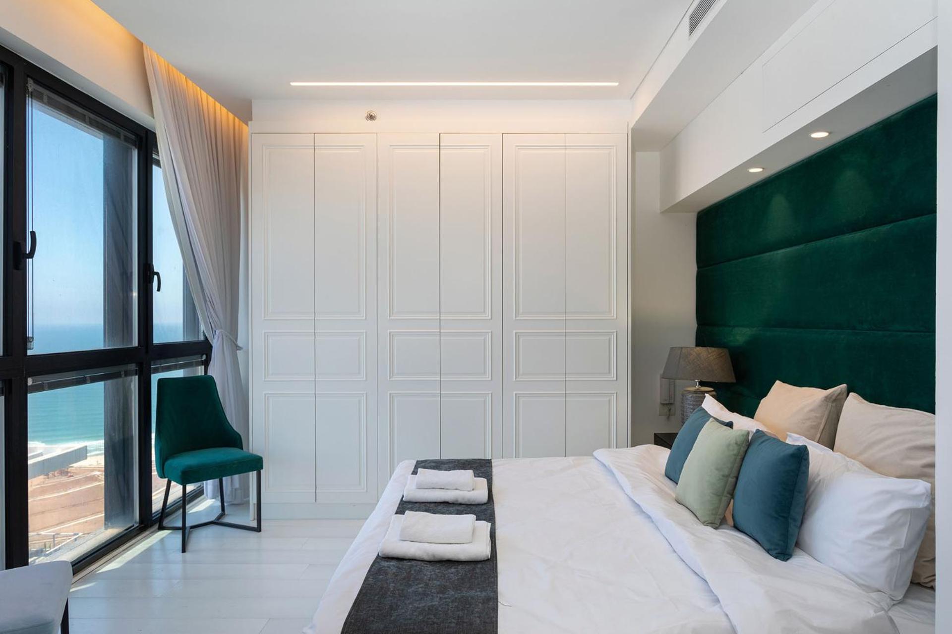 Ferienwohnung Yalarent Sea-Breeze Penthouse With Jacuzzi Bat Yam Exterior foto