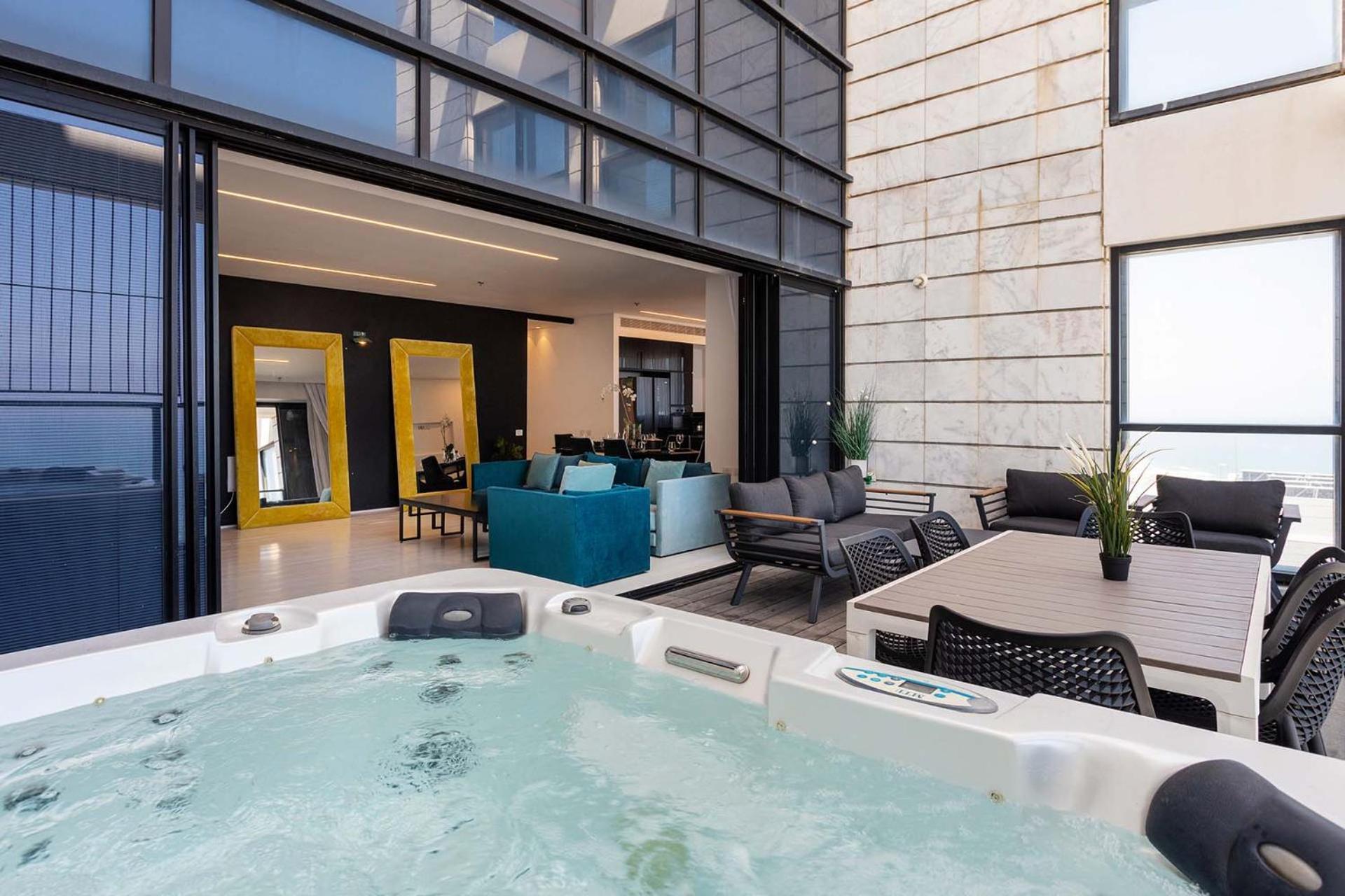 Ferienwohnung Yalarent Sea-Breeze Penthouse With Jacuzzi Bat Yam Exterior foto